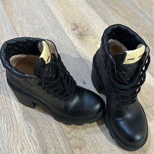 Gucci boots, worn once, comes with dust bag, papers and extra laces